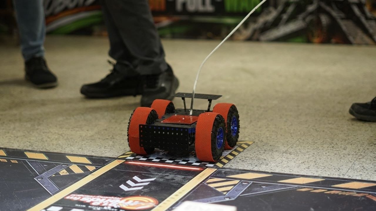 A competition robot on the Robo-War floor