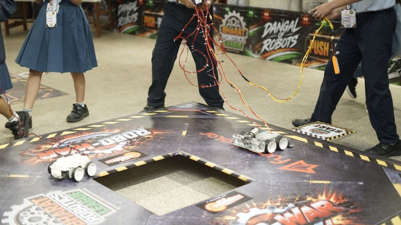 Robots facing off on the Robo-War arena